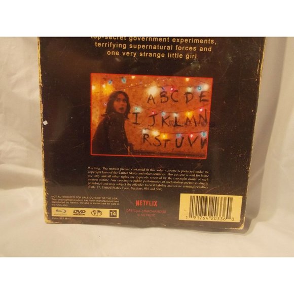 STRANGER THINGS SEASON 1 BLU RAY DVD TARGET EXCLUSIVE VHS PACKING + POSTER - Picture 5 of 5